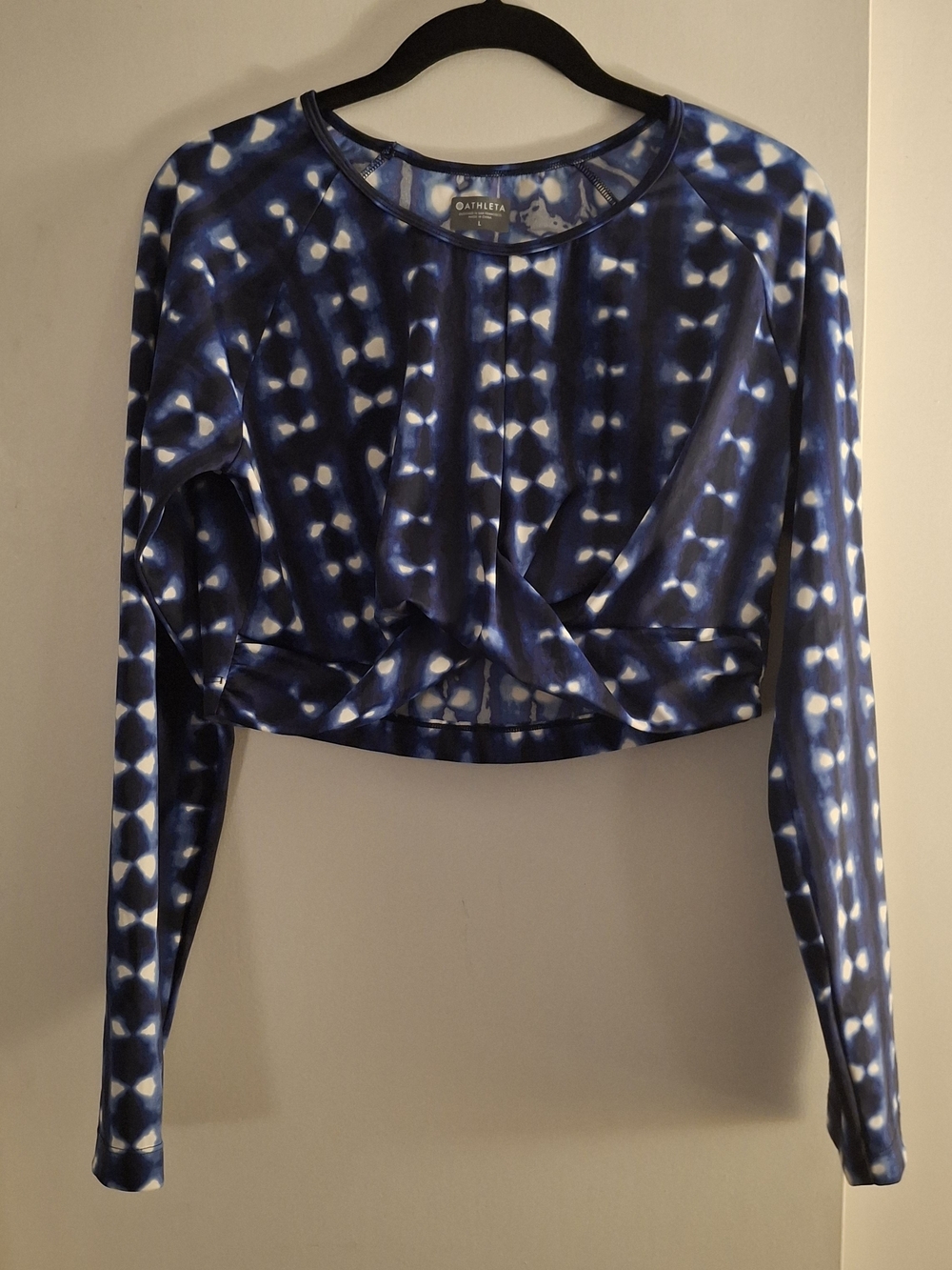 Athleta Women's Blue Tie-Dye Long Sleeve Twist Crop Top